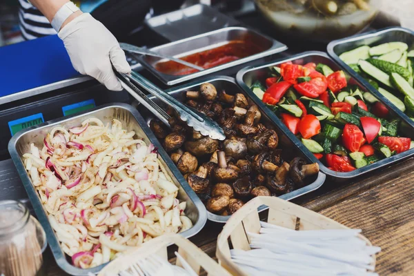 Sandwich bar wybór sałatek w metalowych pojemnikach — Zdjęcie stockowe