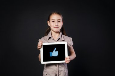 Mutlu kız başparmak yukarı simgesi ile Tablet ekran gösterir