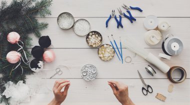 Yaratıcı DIY hobi. El yapımı Noel dekorasyon, toplar ve gar