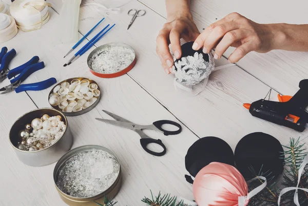 Creatieve diy ambachtelijke hobby. Handgemaakte decoratie van Kerstmis, ballen en garland — Stockfoto