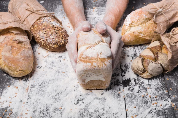 Fondo concepto panadería. Las manos sostienen pan. — Foto de Stock
