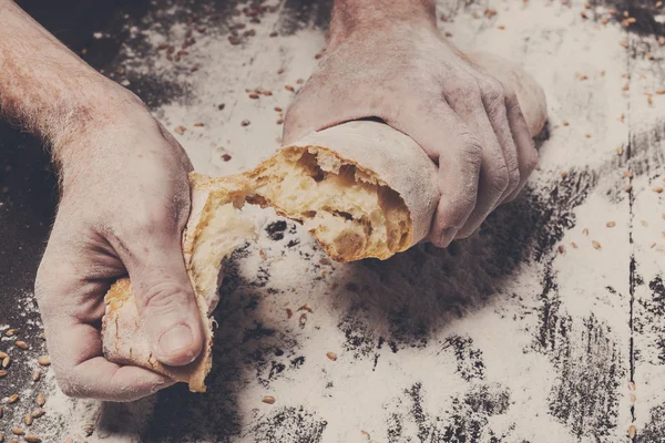 Концепція хлібобулочних виробів. Руки розбивають хлібний хліб — стокове фото