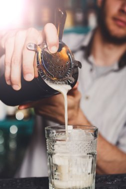 Kokteyl şurubu cam içine dökme vurdu genç Barmans yapımı