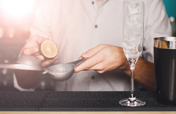 Barmans manos haciendo cóctel con lima — Foto de Stock