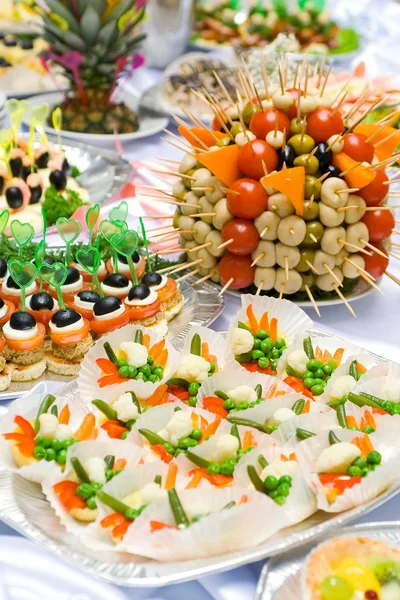 Buffet traiteur pour banquet. Snacks et hors-d'œuvre — Photo