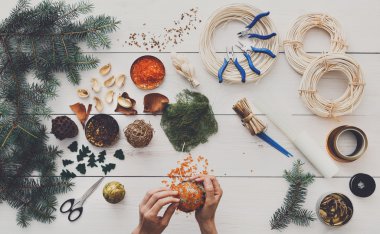 Yaratıcı diy hobi. El yapımı zanaat noel dekorasyon, topları bir