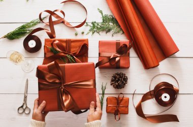 Beyaz ahşap zemin üzerinde Noel hediyesi kutularının Üstten Görünüm