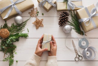 Yaratıcı hobi. Modern el yapımı Noel hediyesi kutu yapma