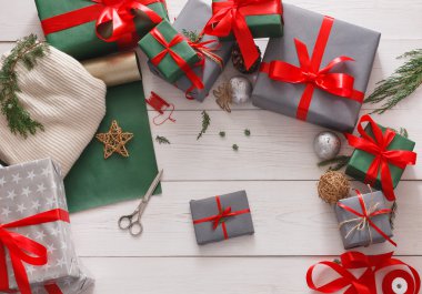 Beyaz ahşap zemin üzerinde Noel hediyesi kutularının Üstten Görünüm