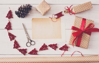 Yaratıcı hobi. Noel hediyesi kutusuna yapmak için el yapımı Araçlar