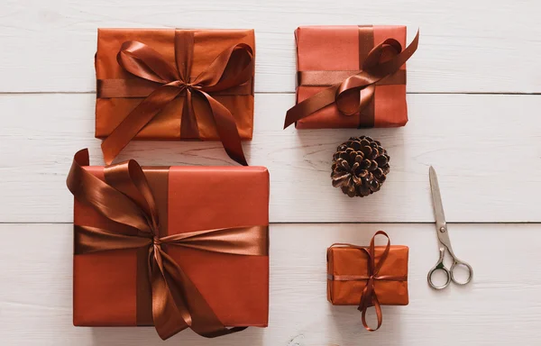 Ansicht der Weihnachtsgeschenkboxen auf weißem Holzhintergrund — Stockfoto