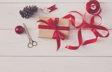 Yaratıcı hobi. Noel hediyesi kutusuna yapmak için el yapımı Araçlar