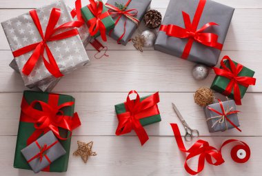 Beyaz ahşap zemin üzerinde Noel hediyesi kutularının Üstten Görünüm