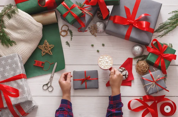 Passatempo criativo. Fazendo caixa de presente de Natal artesanal moderna — Fotografia de Stock