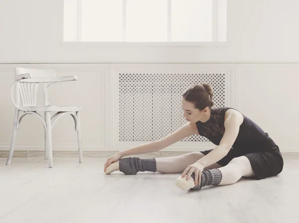 Klassische Balletttänzerin macht Stretching im Unterricht — Stockfoto