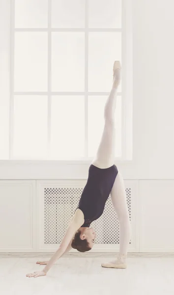 Klassische Balletttänzerin im Split Stretching — Stockfoto