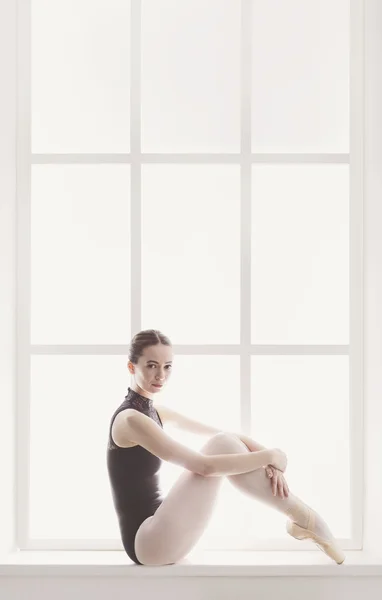 Clássico ballet dançarina retrato no fundo da janela — Fotografia de Stock