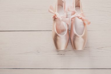 Beyaz ahşap zemin üzerinde pembe bale pointe Ayakkabı