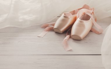 Beyaz ahşap zemin üzerinde pembe bale pointe Ayakkabı