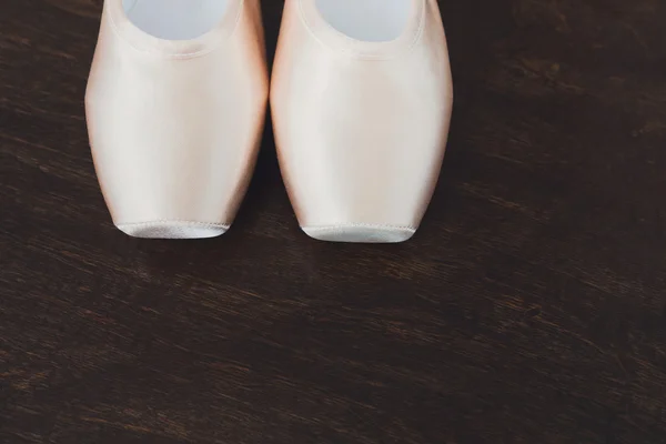 Růžová baletní pointe boty detailní na tmavé pozadí — Stock fotografie