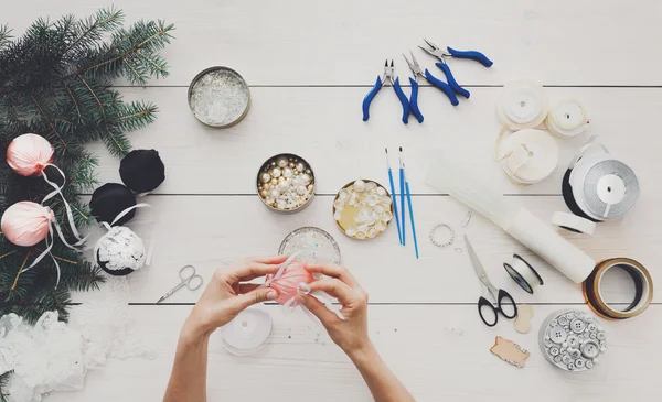 Creatieve diy hobby. Handgemaakte decoratie van Kerstmis, ballen en gar — Stockfoto