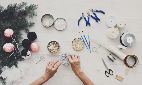 Diy hobby creativo. Decoración de Navidad hecha a mano, bolas y gar — Foto de Stock