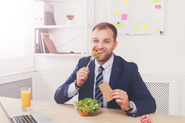 Adam sağlıklı iş yemeği modern ofis iç vardır.