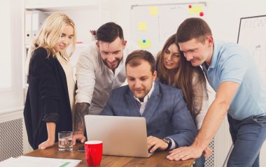 Mutlu iş insanlar takım birlikte dizüstü Office bak