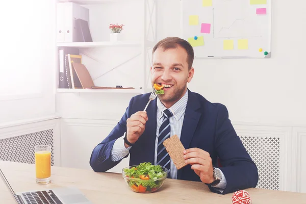 男は、近代的なオフィスのインテリアに健全なビジネス ランチ — ストック写真