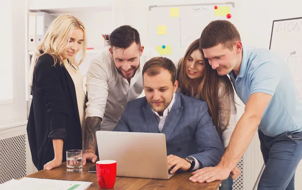 Mutlu iş insanlar takım birlikte dizüstü Office bak
