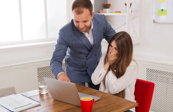 Empresário supervisionando suas assistentes do sexo feminino trabalhar no laptop co — Fotografia de Stock