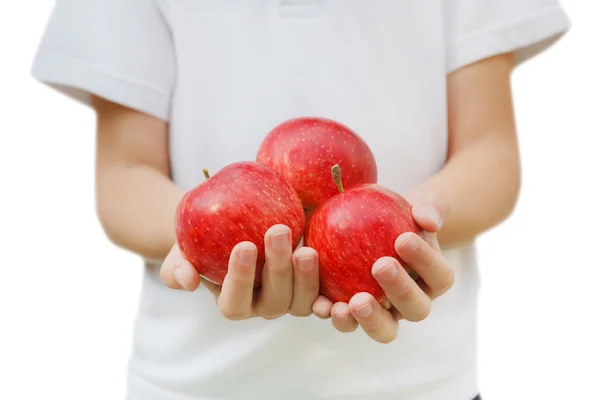 Дитина тримає червоні яблука в руках, ізольовані на білому тлі — стокове фото