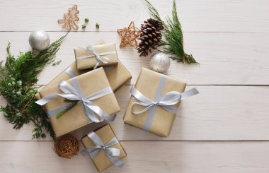 Beyaz tahta üzerinde Noel hediyesi kutularının Üstten Görünüm