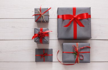 Beyaz ahşap zemin üzerinde Noel hediyesi kutularının Üstten Görünüm