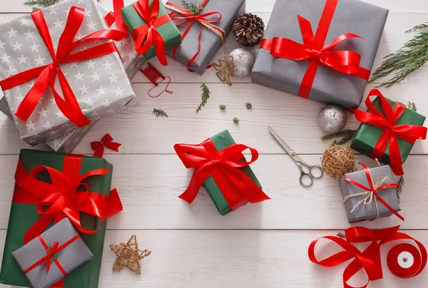 Vista superior de caixas de presente de Natal em fundo de madeira branca — Fotografia de Stock