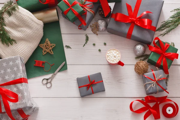 Vista superior de las cajas de regalo de Navidad sobre fondo de madera blanca — Foto de Stock