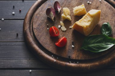 Peynir delikatessen arka plan closeup rustik ahşap, parmesan