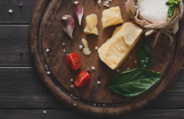 Rustik ahşap, brie ve parmesan peynir delikatessen portre