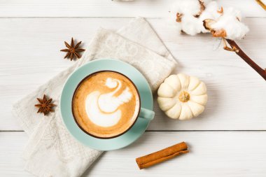 Kabak spice latte. Beyaz ahşap zemin üzerinde kahve Üstten Görünüm