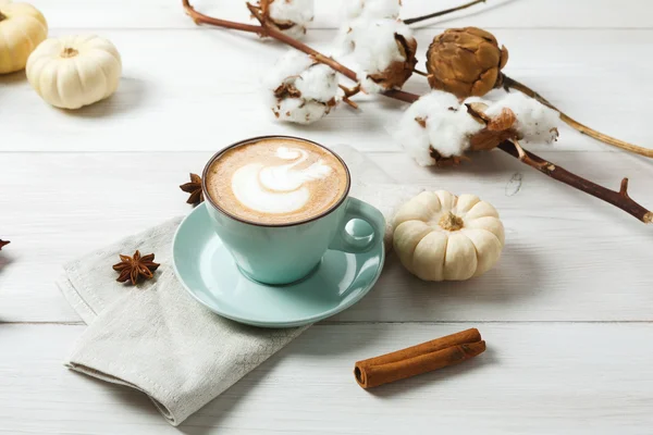 Pumpkin spice latte. Koffiekopje op witte houten achtergrond — Stockfoto