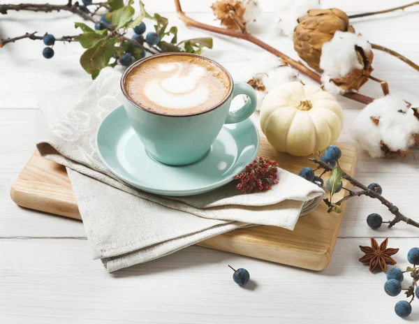 Pumpkin spice latte. Coffee cup on white wood background — Stock Photo, Image