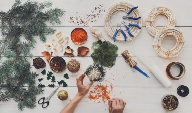 Yaratıcı DIY hobi. El yapımı craft Noel dekorasyonu, toplar ve çelenk
