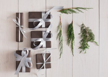 Beyaz ahşap zemin üzerinde Noel hediyesi kutularının Üstten Görünüm
