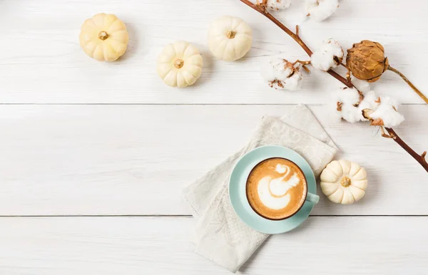 Kürbisgewürz-Latte. Kaffee Draufsicht auf weißem Holz Hintergrund — Stockfoto