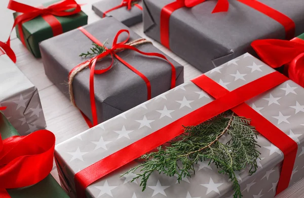 Cajas de regalo de Navidad sobre fondo de madera blanca — Foto de Stock