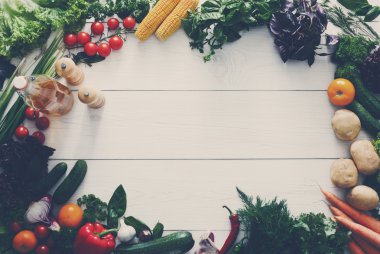 Beyaz ahşap arka plan kopya alanı ile taze sebze çerçeve