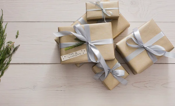 Draufsicht auf Geschenkboxen auf Weiß mit Kopierraum — Stockfoto