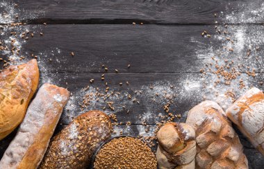 Ekmek fırın arka plan. Kahverengi ve beyaz buğday tahıl somun kompozisyon