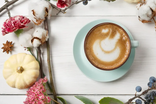 Pumpkin spice latte. Coffee top view on white wood background — Stock Photo, Image