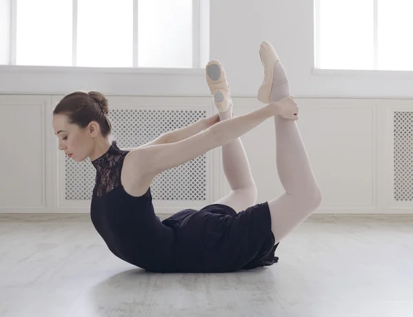 Hermosa pose de arco de práctica de bailarina, estiramiento de yoga —  Fotos de Stock